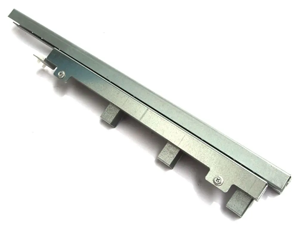 Führungsschiene aus Metall für Kabelanschlüsse, hergestellt von Daikin. Das Produkt hat eine lange, flache Form mit mehreren Halterungen und Befestigungslöchern.